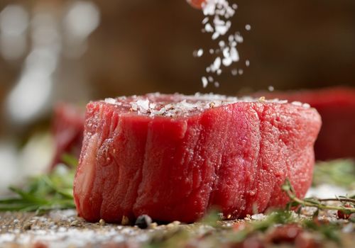 apply rub and seasoning on the steak