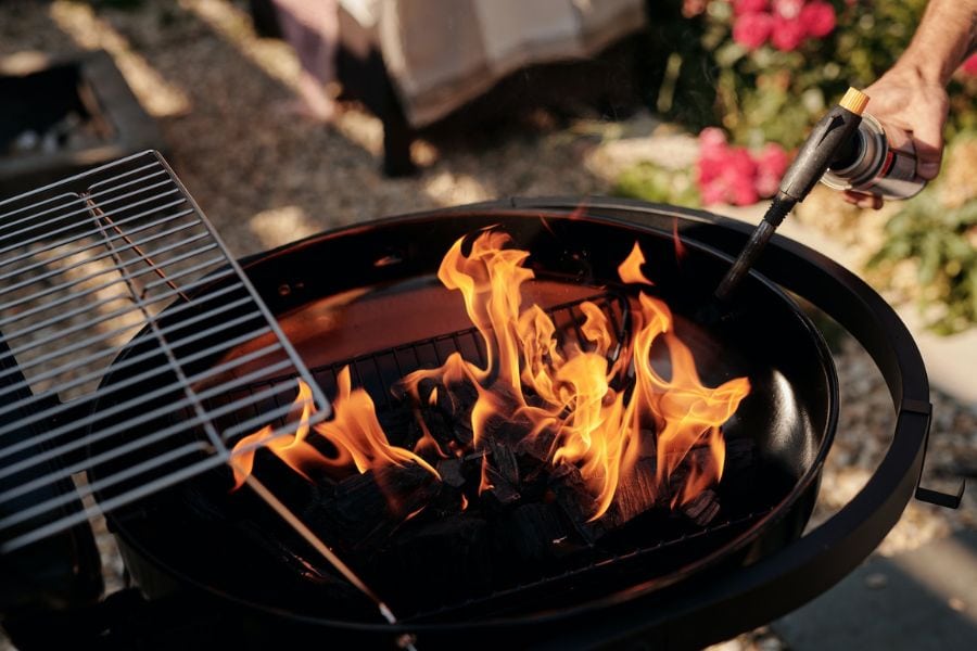 how to use wood chips on charcoal grill