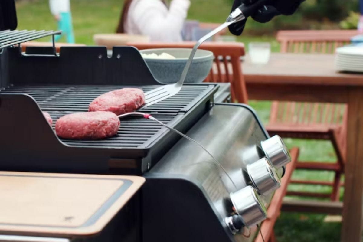 Burger Patty Grilling on the Weber Spirit SX-315 Smart Grill