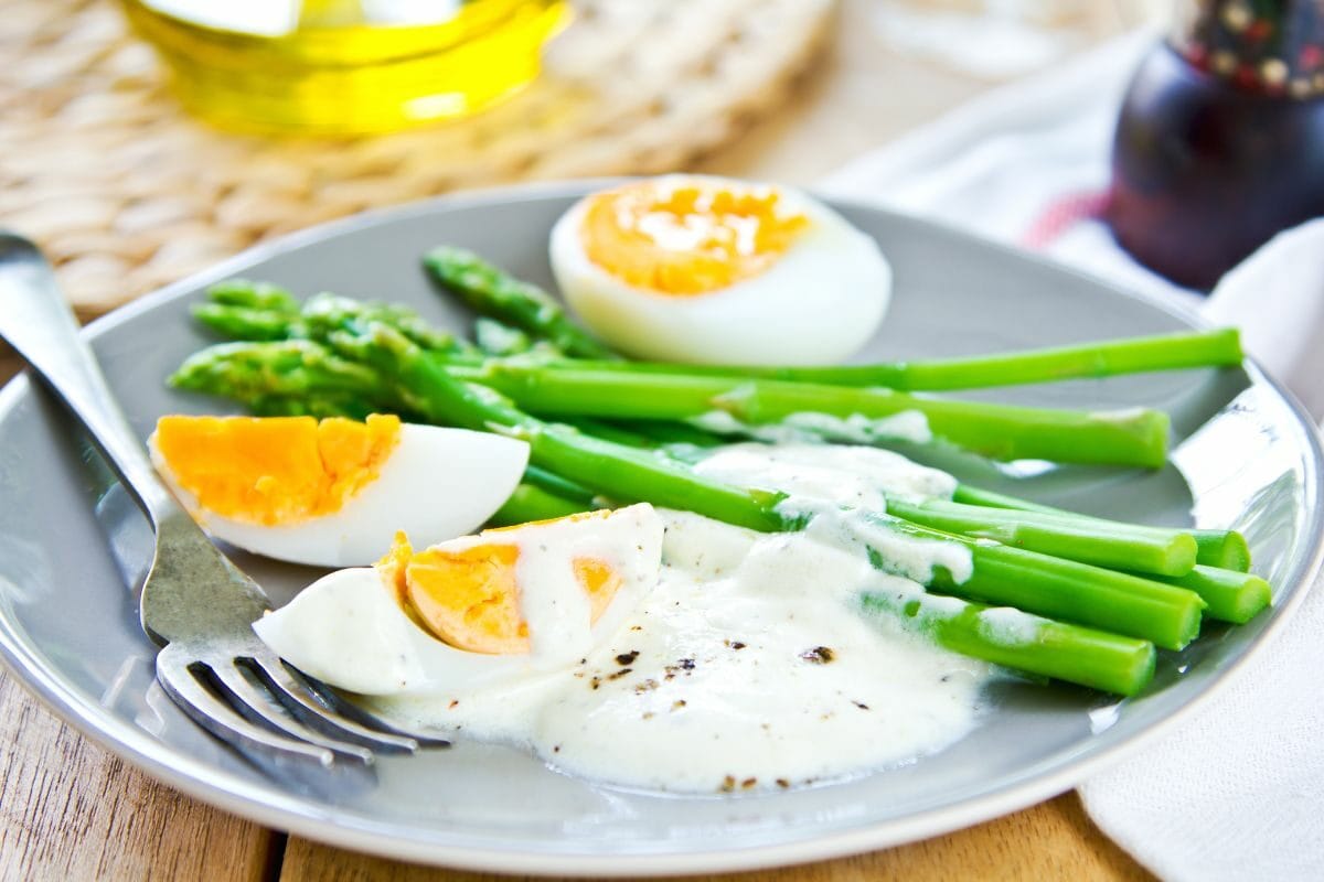 Steamed Asparagus with Boiled Eggs and Sour Cream